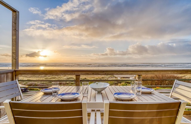 Steps To the Ocean, With Panoramic Views, Ocean-View Deck in Manzanita!