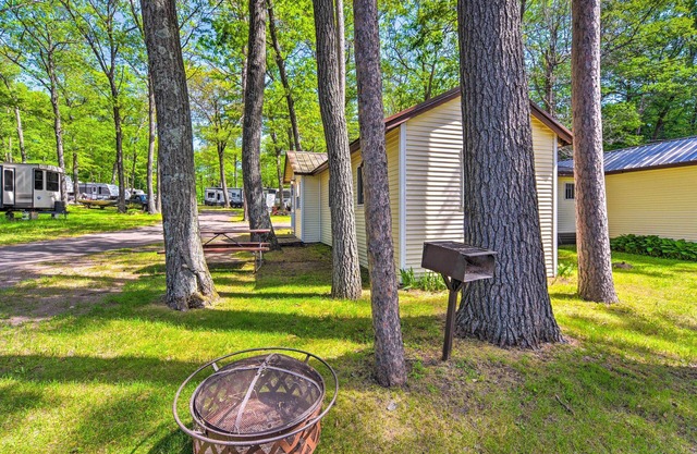 Stone Lake Cabin: Grill & Access to Fishing!
