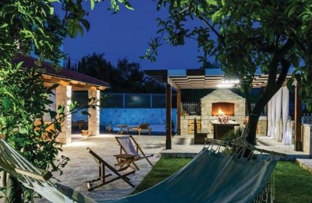 Stone villa- pool with hydro massage ,BBQ, garden,private parking, playground area