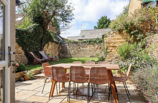 STONECROP COTTAGE, pet friendly, with open fire in Moreton-In-Marsh