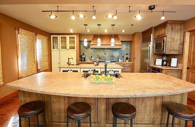 Stonegate 3 Luxury Private Home, Personal hot tub, Mountain views