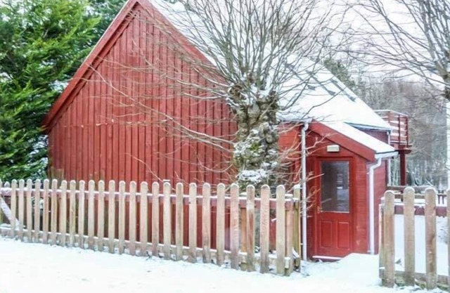 STRATHAVON CHALET, pet friendly, with a garden in Aviemore