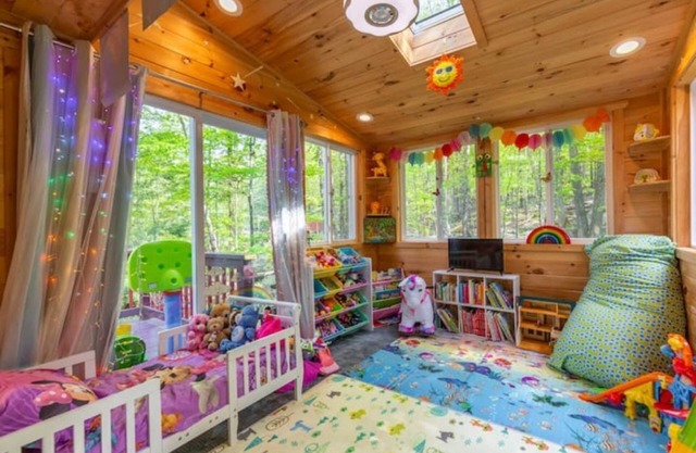 Streamside Chalet with Hot Tub 🔥Pivate Playground-Family Friendly by pool/lake