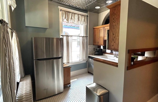 Street Fair is a Charming 3-bedroom apartment in beautiful Bramwell WV