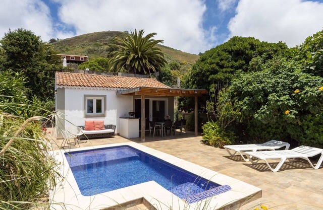 Stunning private villa for 3 people with WIFI, private pool, TV, patio, panoramic view and parking