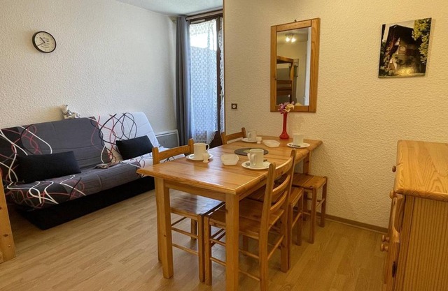 Studio à Puy Saint Vincent 1700, 4 pers, balcon, proche pistes, parking, navette, TV, cuisine équipée - FR-1-330G-11