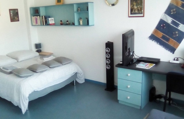 Studio 28 m2 in the city center in residence 10 minutes from the beaches