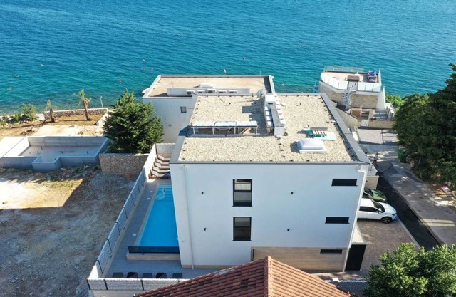 Studio Adastra with pool and seaview