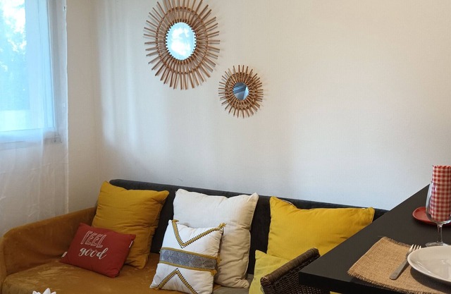 Studio Apartment 'Chez Maurice, Studio Calme Et Cosy' with Shared Garden and Wi-Fi