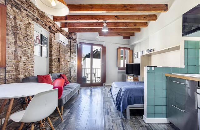 Studio Apartment 'Estudio 4 Centro Histrico Valencia' with Garden and Air Conditioning