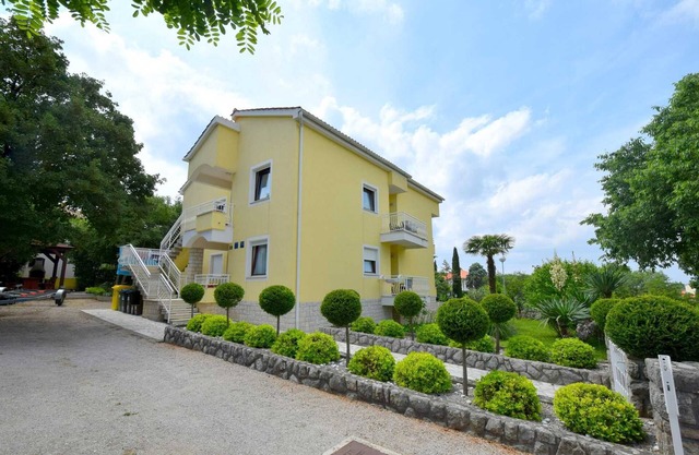 Studio apartment Olgica 201