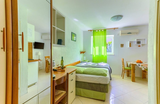 Studio apartment with garden, on 5 min walking to the Bacvice beach