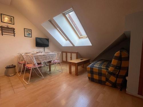 Studio avec Mezzanine au Centre-Village, 100m de Navette Ski, 4 Pers., Équipé et Confortable - FR-1-624-58