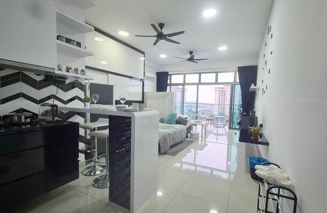Studio Balcony Lake View Palazio Austin IKEA AEON by GDRAGON HomeStay