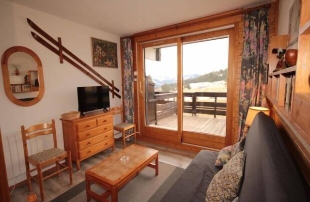 Studio cabin with large terrace, parking and TV