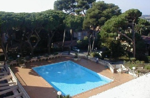 Studio Cabine à Hyères : piscine, proche port, plages et aéroport, parking inclus - FR-1-335-171