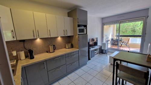 Studio cabine et loggia au calme avec linge et parking inclus