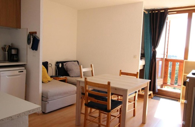 Studio cabine tout équipé, au pied des pistes, balcon sud-ouest – Chamrousse - FR-1-340-199