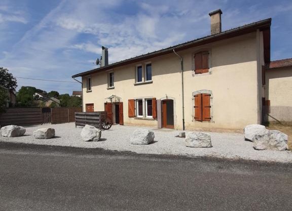 Studio dans bâtisse typique du Jura