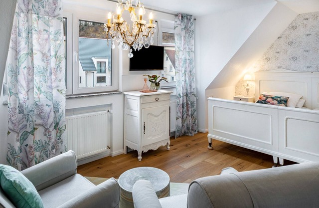 Studio 'Iris' with Mountain View, Shared Garden and Wi-Fi