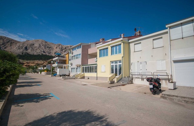 Studio Dubravka for two with a beautiful sea view, right on the beach