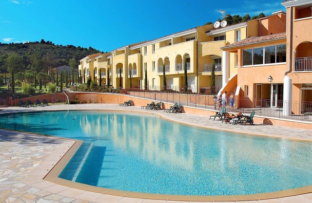 Studio Equipé | Accès Bains à Remous + 3 piscines!