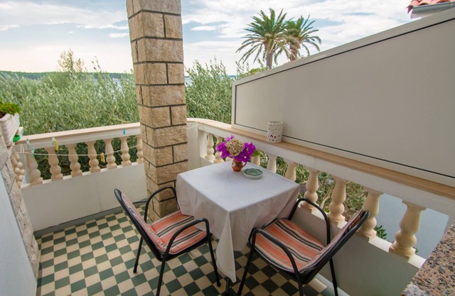 Studio flat near beach Barbat, Rab (AS-14884-a)