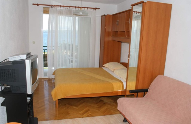 Studio flat near beach Igrane, Makarska (AS-2679-c)
