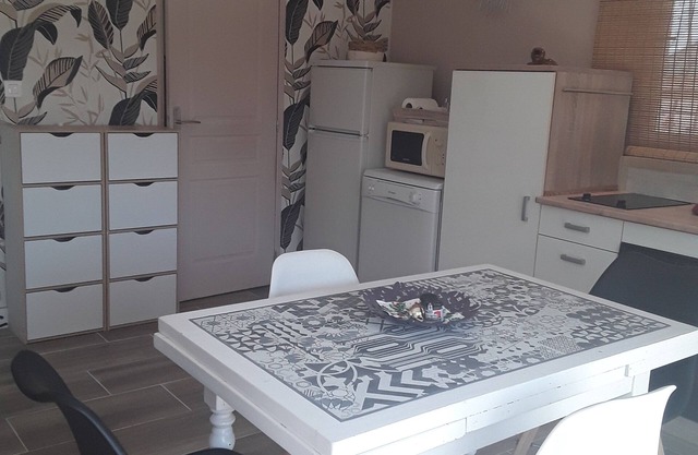 Studio Les Tourterelles 2kms from the beach in a residential area
