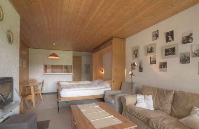 Studio (max 4 pers.) near the cable car with view on the Valaisan Alps. Shops nearby, easy access, r