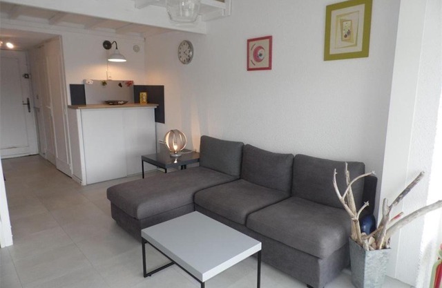 Studio mezzanine, 4 couchages, 1er étage, parking privé, à 700 m des commerces, Grau d'Agde - FR-1-423-39