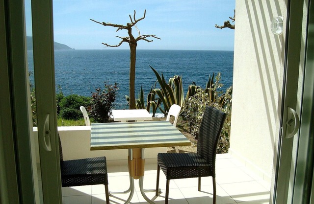 Studio N°2 in Tiuccia, waterfront, air-conditioned, wifi