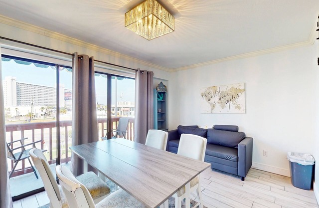 Studio on the lagoon with balcony, pool, & tennis - walk to dining & beach