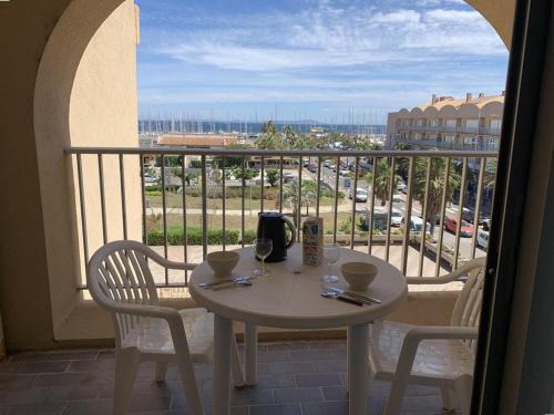 Studio rénové avec loggia, WIFI et parking privé à Hyères Port - FR-1-335-131