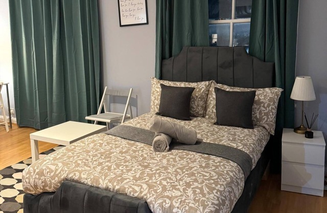 Studio - Sleeps 2 - Parking - Close to Paddington