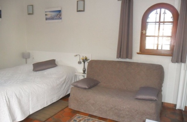Studio standing in villa with heated pool, air conditioning