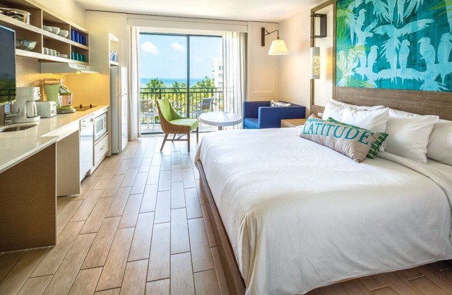 Studio w/Mini Kitchen, Balcony, Margarita Maker, Views + Amenities galore!