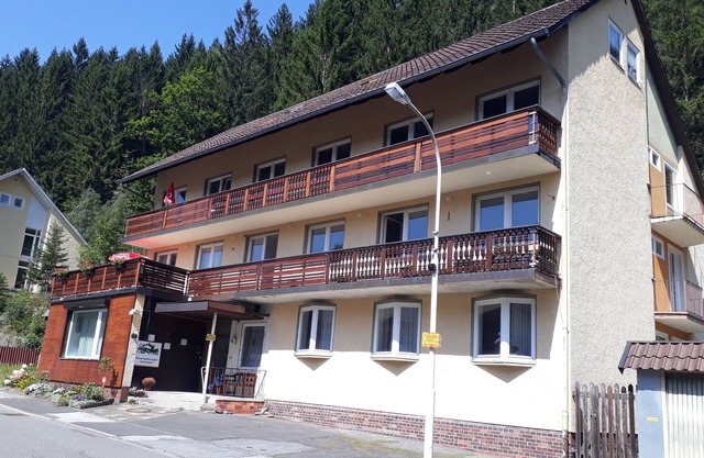 Studio with large Bathroom, sleeps 2