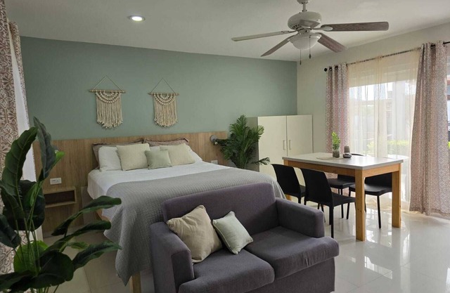 Studio with pool view a few minutes from Eagle Beach in Aruba!