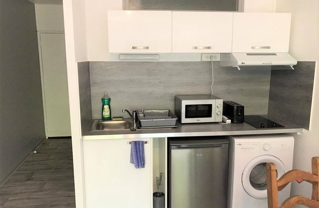 Studio with Private Parking - 15 min from the train station