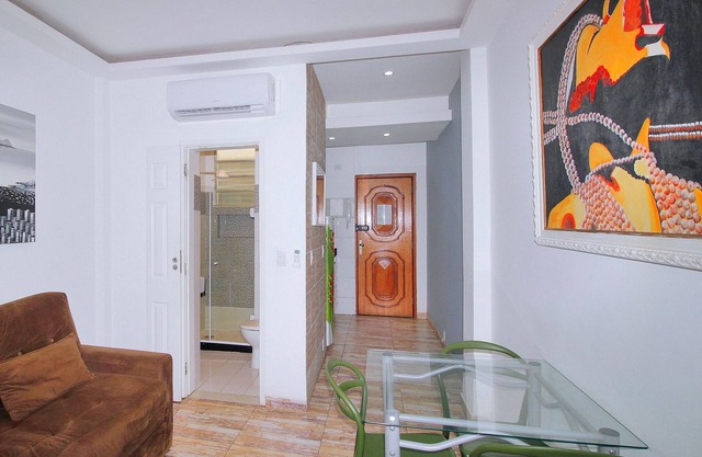 Studio with side view to the beach
