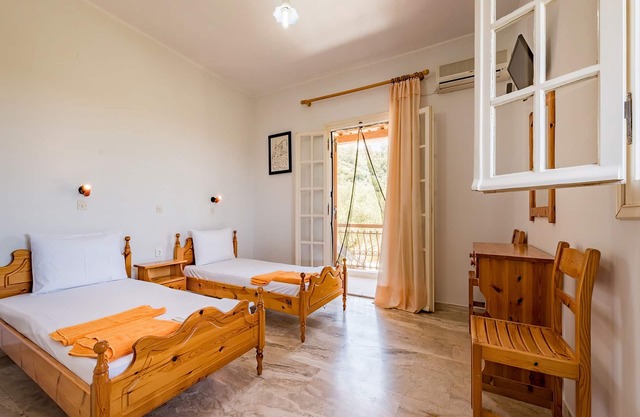 Studios - 2 min from the beach!