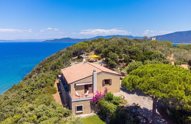Stunning private villa for 12 guests with WIFI, A/C, TV, terrace and pets allowed