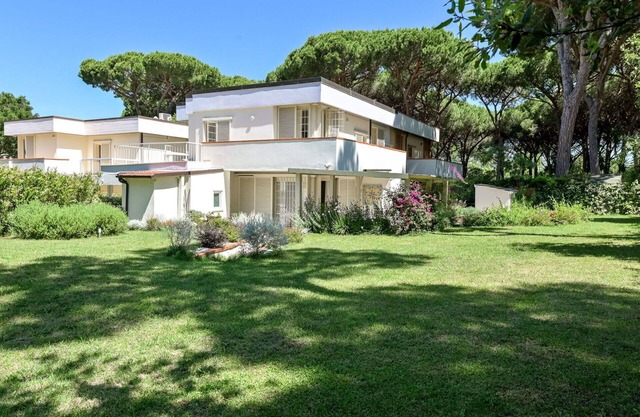 Stunning private villa for 10 people with A/C, WIFI, TV, patio and pets allowed