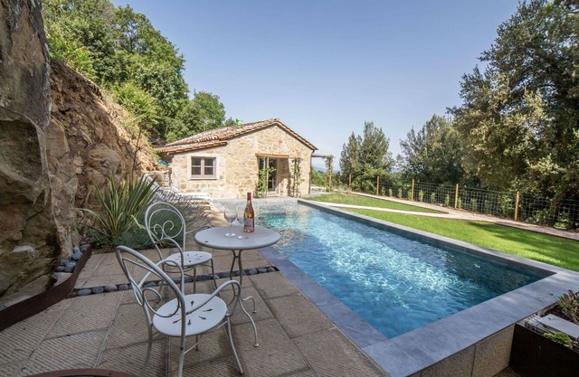 Stunning private villa with WIFI, private pool, A/C, TV, patio, pets allowed and parking