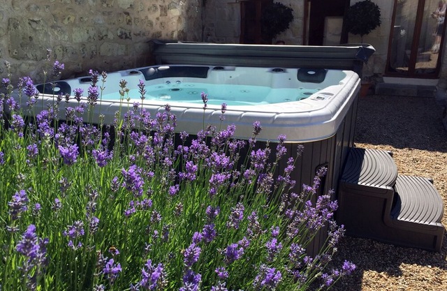 Stunning Secluded Cottage With Jacuzzi In The Beautiful Village of Fontevraud