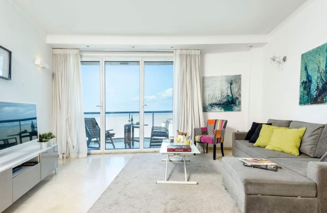 Stunning 1BR Apt w Panoramic Sea Views Near Beach