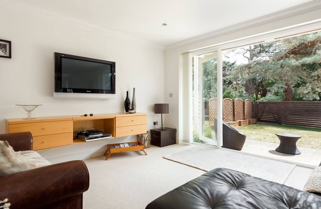 Stunning 2 Bedroom Apt in Sandbanks with Beach Hut & Boat Access