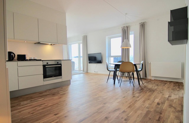 Stunning 2-BR with balcony & fantastic views - 170