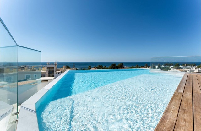 Stunning 3 BDR Flat W/Rooftop Pool by LovelyStay